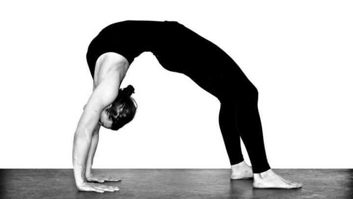 Savijanje-unazad-put-do-srece-adhara-ayurveda-nutricionizam